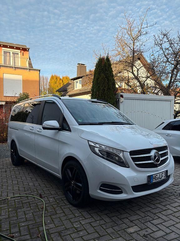 Weiß Gebraucht 2015 Mercedes V250 Avantgarde Van / Kleinbus | 29.900 € - Bild 1/4