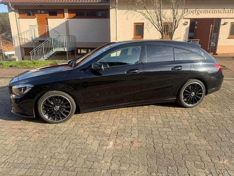 Gebraucht Mercedes CLA200 156 PS (114 kW) 2017 Kosmosschwarz Kombi