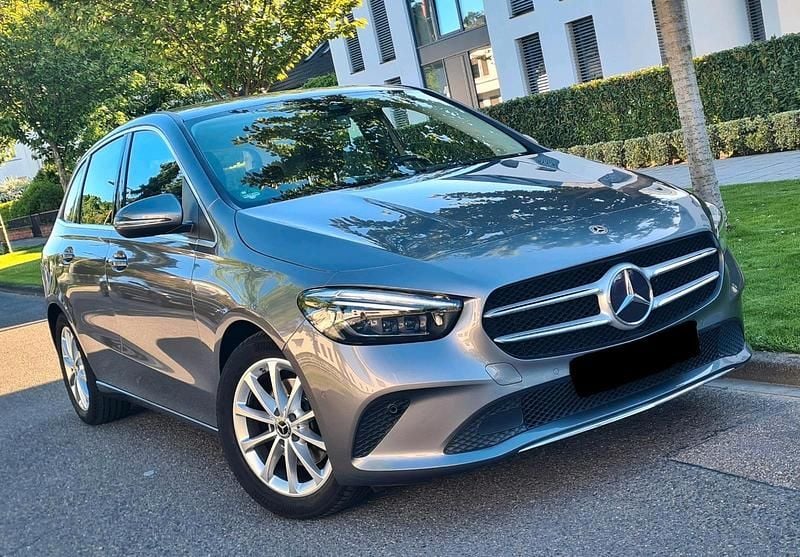 Grau Gebraucht 2019 Mercedes 200 Progressive Limousine | 22.900 € - Bild 1/4