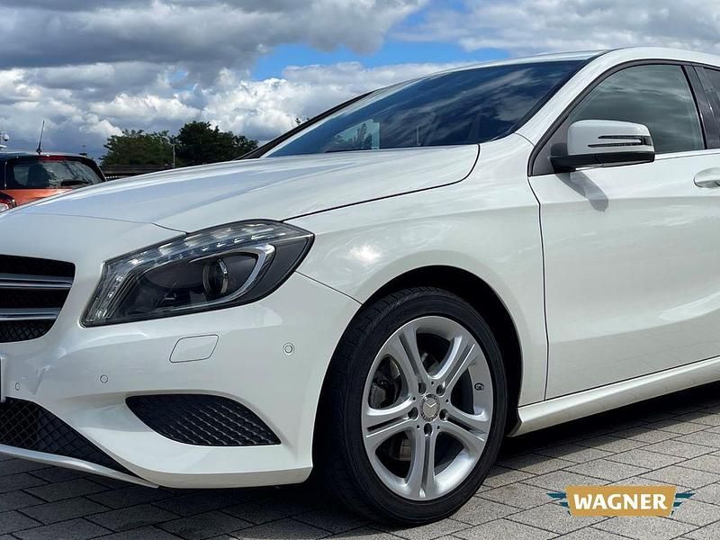 Gebraucht Mercedes A180 Urban 122 PS (89 kW) 2014 Calcitweiss/zirrusweiss Limousine