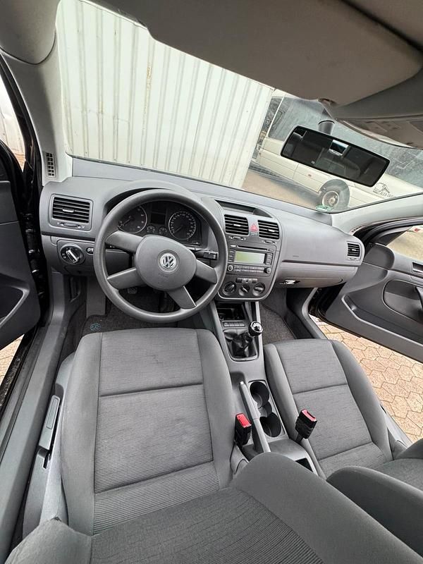 Schwarz Gebraucht 2004 VW Golf V Kleinwagen | 1.400 € (Etwas zu teuer) - Bild 1/4