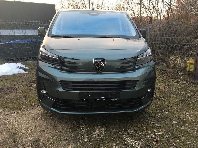 Neu Peugeot e-Traveller Active 100 kW (136 PS) 2025 Grün Van / Kleinbus