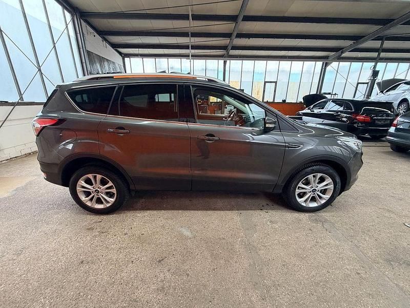 Gebraucht Ford Kuga Titanium 150 PS (110 kW) 2017 Grau SUV