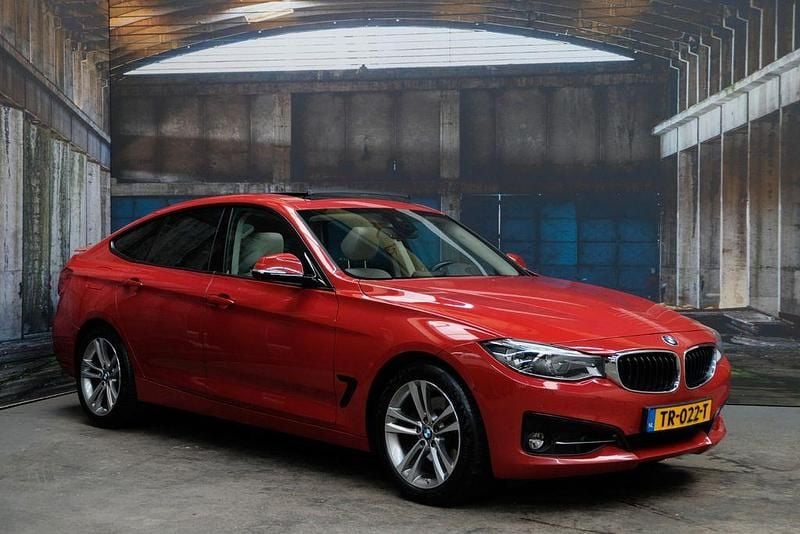 Rot Gebraucht 2017 BMW 325 Sport Line Limousine | 14.950 € (Fairer Preis) - Bild 1/4