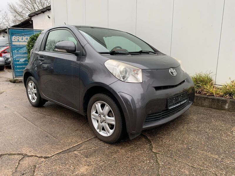 Grau Gebraucht 2012 Toyota iQ Kleinwagen | 6.395 € (Fairer Preis) - Bild 1/4
