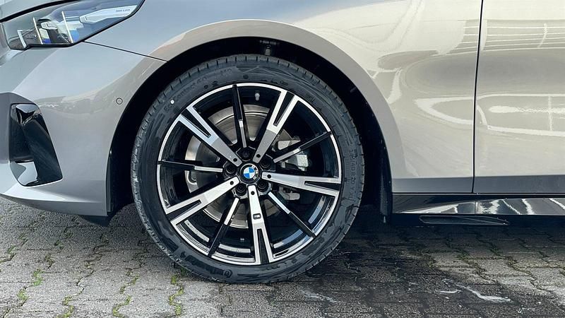 Neu BMW 520 Comfort Edition 208 PS (152 kW) 2026 Oxidgrau ii metallic Kombi