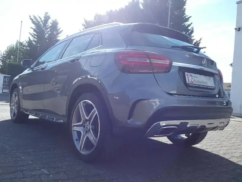 Gebraucht Mercedes GLA180 AMG line 122 PS (89 kW) 2017 Mountaingrau  met. SUV