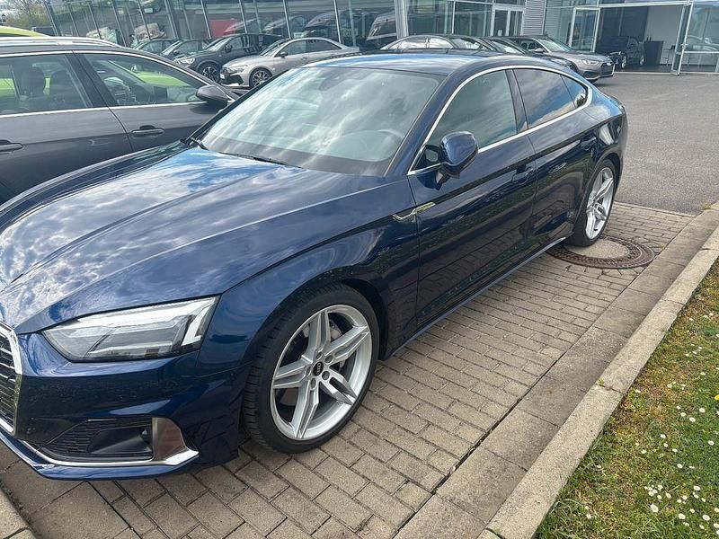Blau Gebraucht 2022 Audi A5 Sportback Ambiente Kleinwagen | 41.000 € (Etwas zu teuer) - Bild 1/4