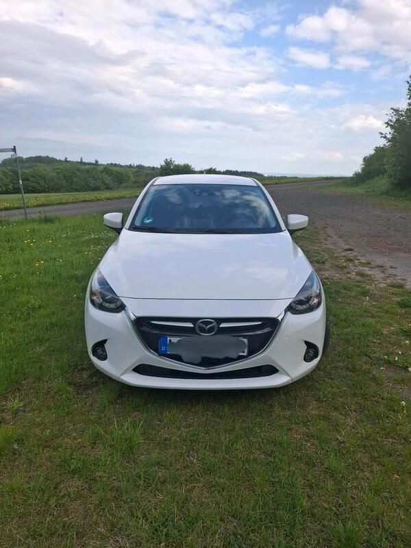 Weiß Gebraucht 2016 Mazda 2 Sports-Line Limousine | 10.900 € (Superpreis) - Bild 1/4