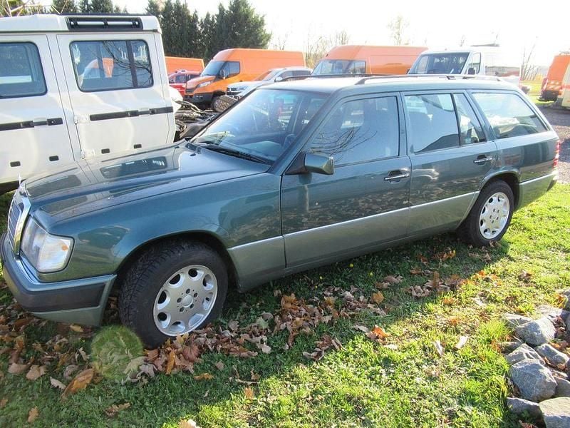 Grün Gebraucht 1993 Mercedes 220 Limousine | 6.500 € - Bild 1/4