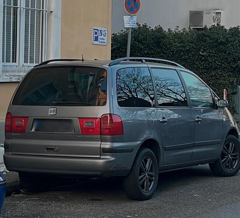 Grau Gebraucht 2004 Seat Alhambra Van / Kleinbus | 2.100 € (Guter Preis) - Bild 1/4