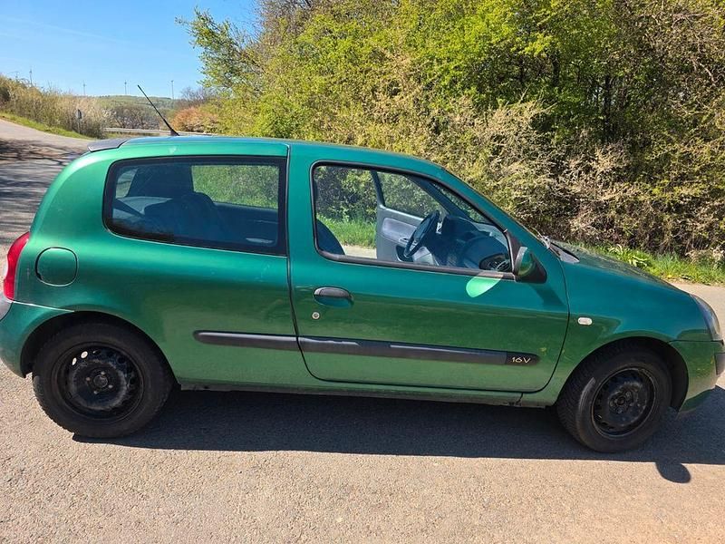 Używany Renault Clio II Expression 75 KM (55 kW) 2002 Zielony Sedan/Limuzyna