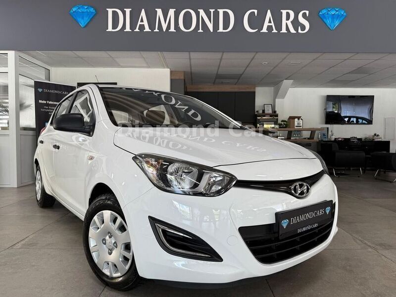Weiß Gebraucht 2014 Hyundai i20 Edition Limousine | 6.490 € (Etwas zu teuer) - Bild 1/4