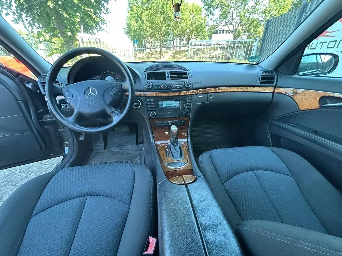 Gebraucht Mercedes E220 150 PS (110 kW) 2004 Schwarz Limousine