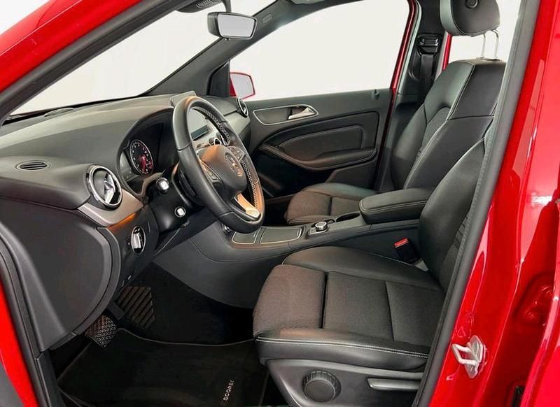 Gebraucht Mercedes B250 211 PS (155 kW) 2016 Rot Van / Kleinbus