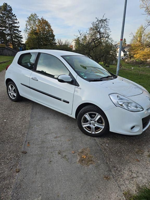 Weiß Gebraucht 2011 Renault Clio II Dynamique Limousine | 2.300 € (Fairer Preis) - Bild 1/4