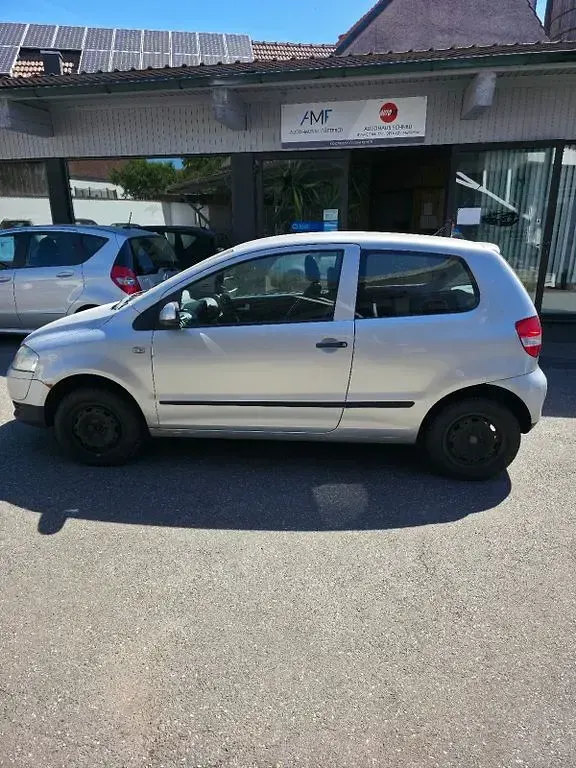 Gebraucht VW Fox Basis 54 PS (39 kW) 2007 Silber Kleinwagen