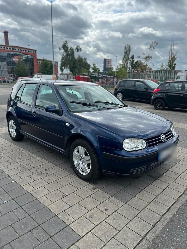 Blau Gebraucht 2002 VW Golf IV Kleinwagen | 2.100 € (Fairer Preis) - Bild 1/4