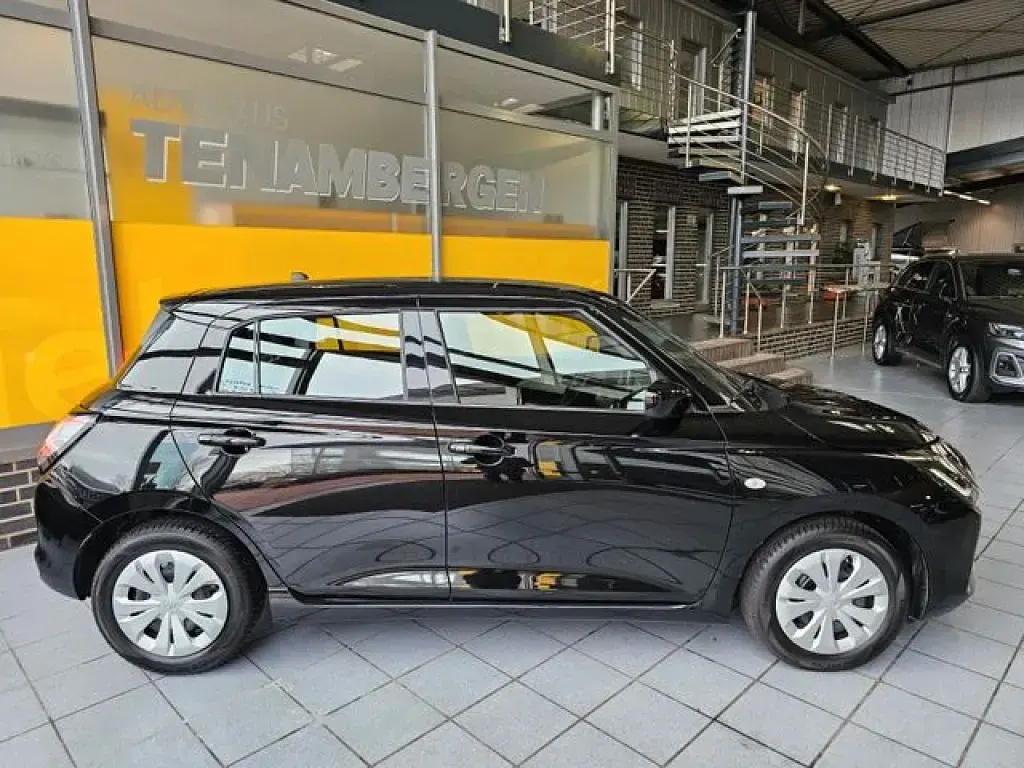 Gebraucht Suzuki Swift 83 PS (61 kW) 2024 Super black pearl (metallic) Kleinwagen