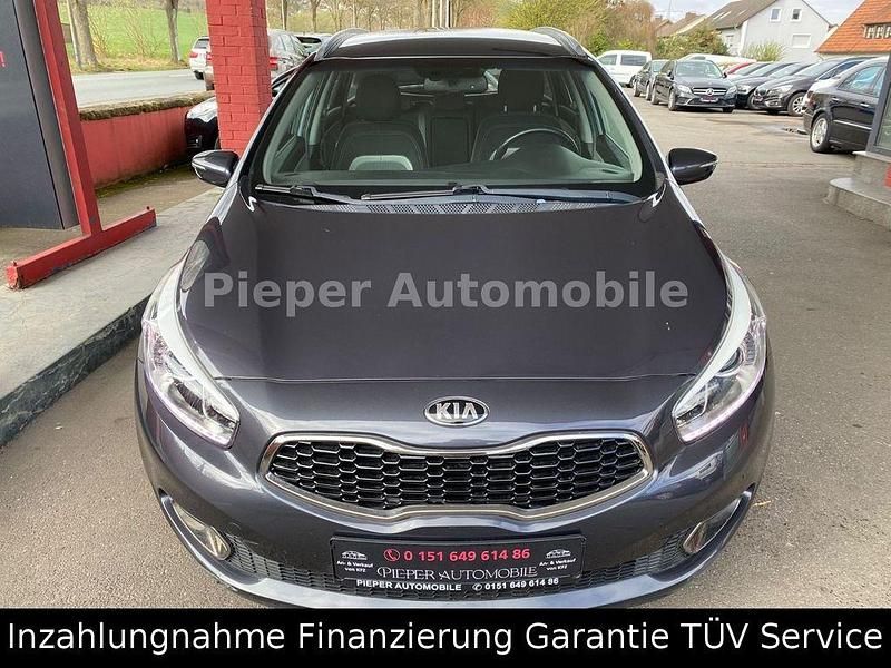 Usado Kia Ceed Platinum Edition 135 HP (99 kW) 2013 Cinzento Citadino
