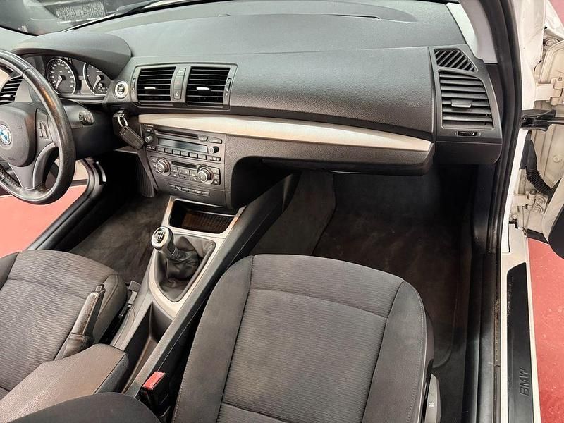 Gebraucht BMW 116 116 PS (85 kW) 2011 Weiß Kleinwagen