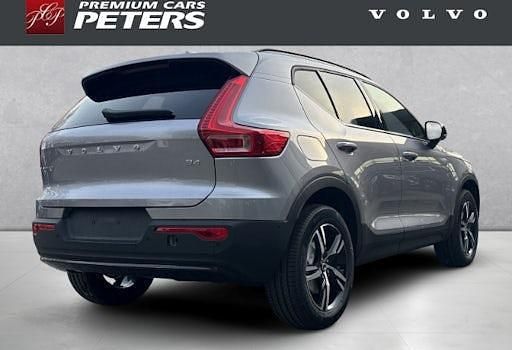 Neu Volvo XC40 Plus 197 PS (144 kW) 2026 Silber SUV