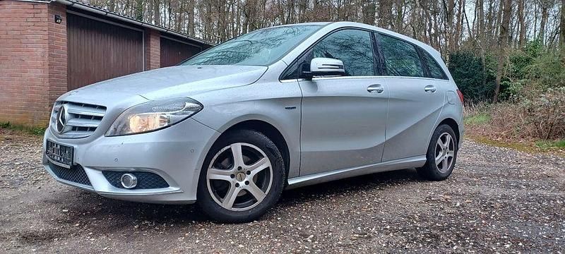 Gebraucht Mercedes B180 109 PS (80 kW) 2012 Silber Van / Kleinbus
