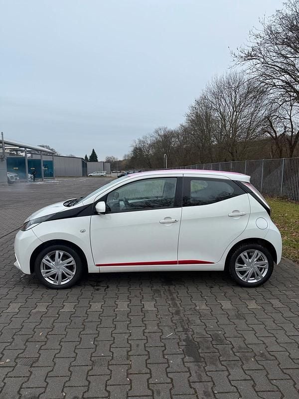 Gebraucht Toyota Aygo 69 PS (50 kW) 2015 Weiß Kleinwagen