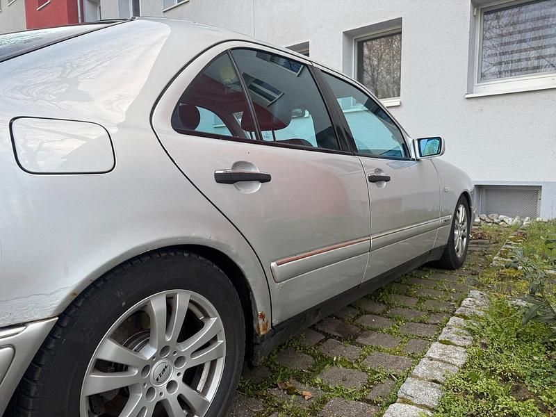 Usata Mercedes E280 204 CV (150 kW) 2000 Argento Berlina