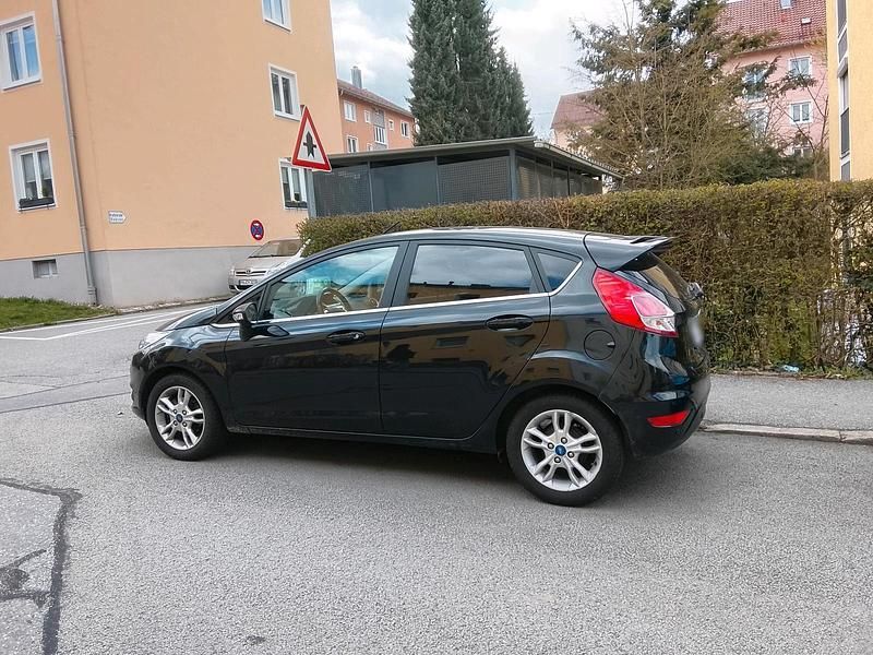Gebraucht Ford Fiesta 95 PS (69 kW) 2015 Schwarz Kleinwagen