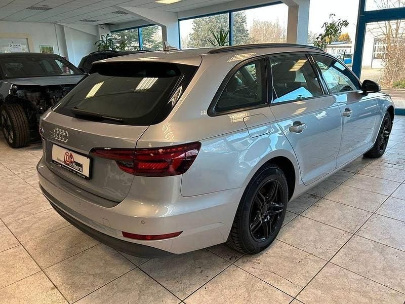 Używany Audi A4 Basis 150 KM (110 kW) 2018 Srebrny Kombi