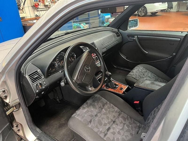 Gebraucht Mercedes C180 122 PS (89 kW) 1999 Silber Limousine
