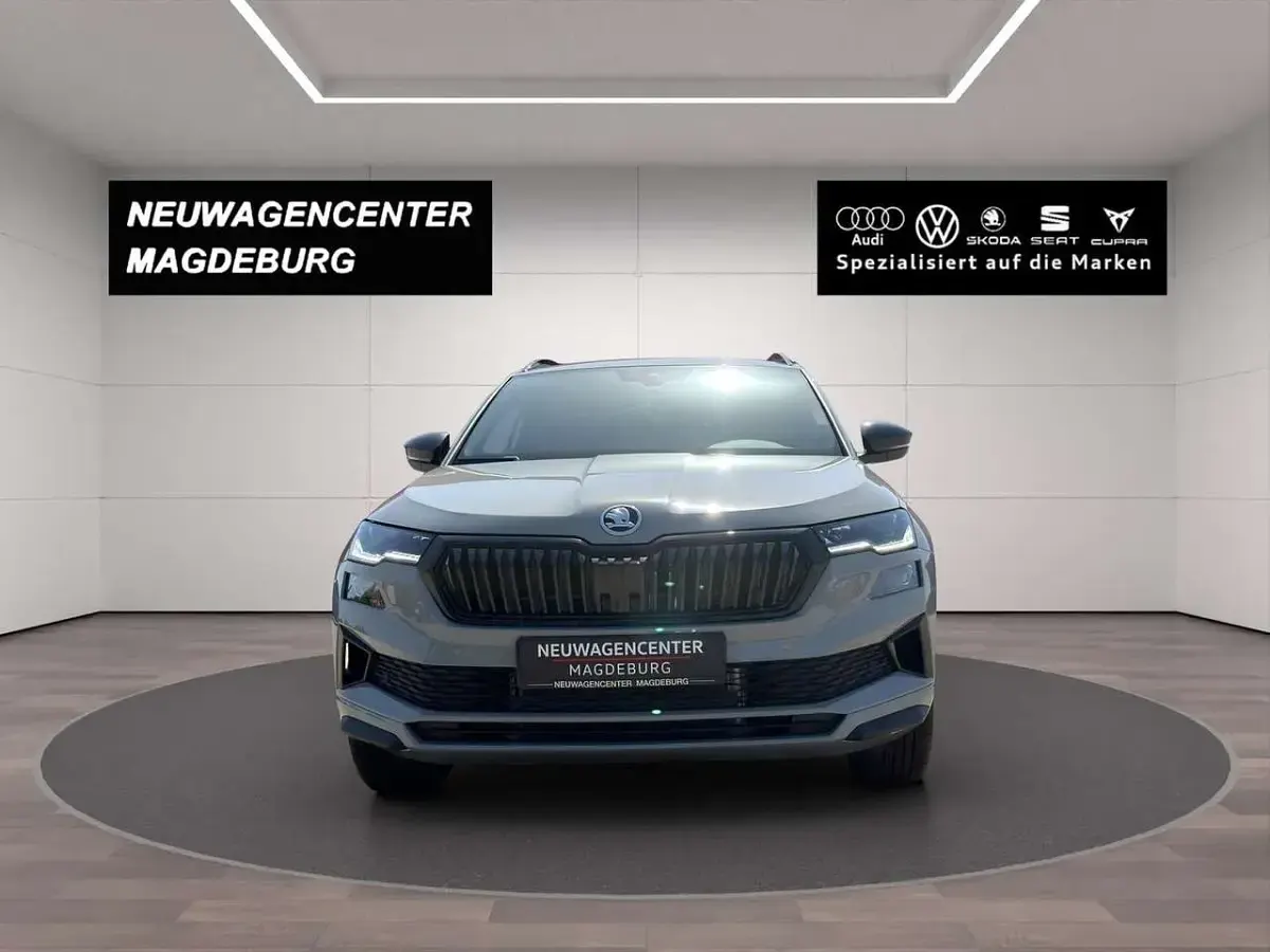 Neu Skoda Karoq SportLine 150 PS (110 kW) 2026 Grau SUV