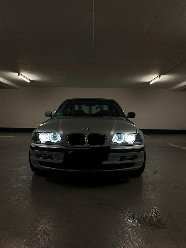 Silber Gebraucht 2000 BMW 318 Limousine | 2.900 € - Bild 1/4