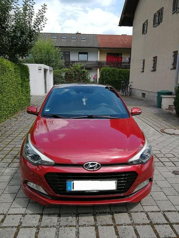 Rot Gebraucht 2017 Hyundai i20 Passion Limousine | 10.800 € (Fairer Preis) - Bild 1/4