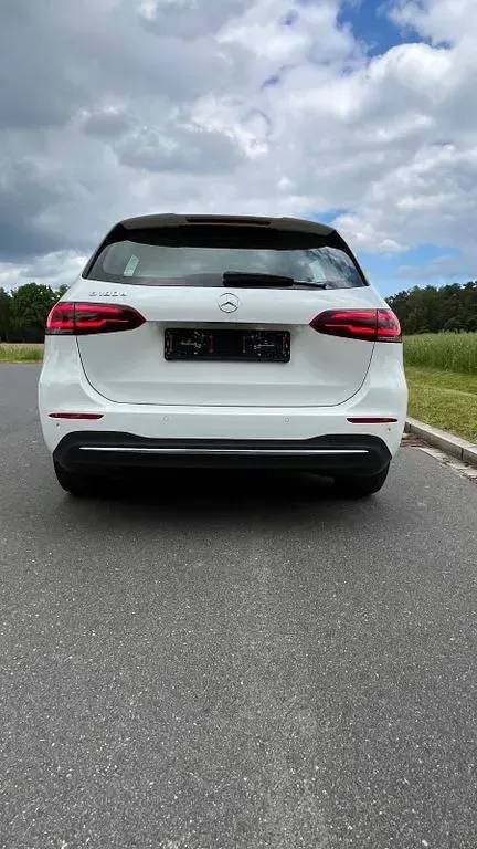 Gebraucht Mercedes B180 116 PS (85 kW) 2019 Weiß Van / Kleinbus