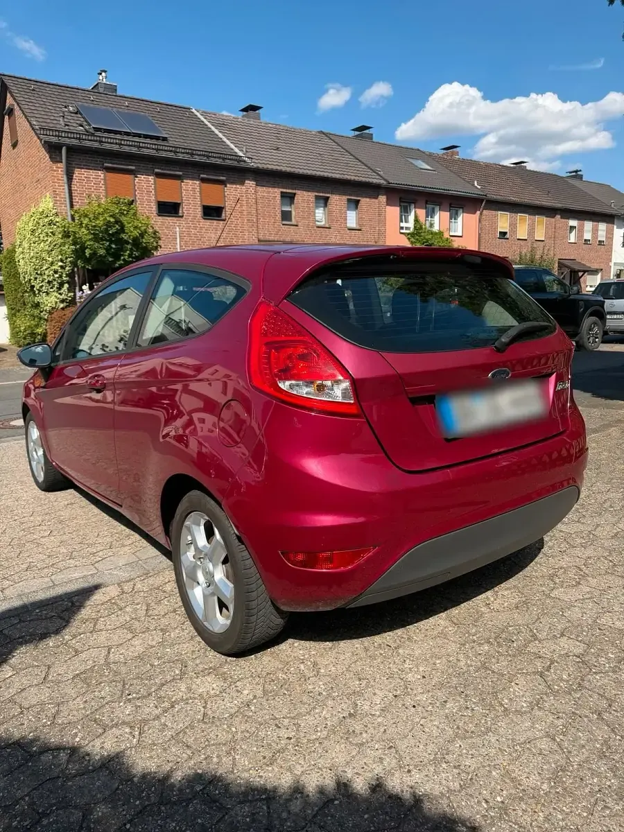 Gebraucht Ford Fiesta 96 PS (70 kW) 2009 Rot Kleinwagen