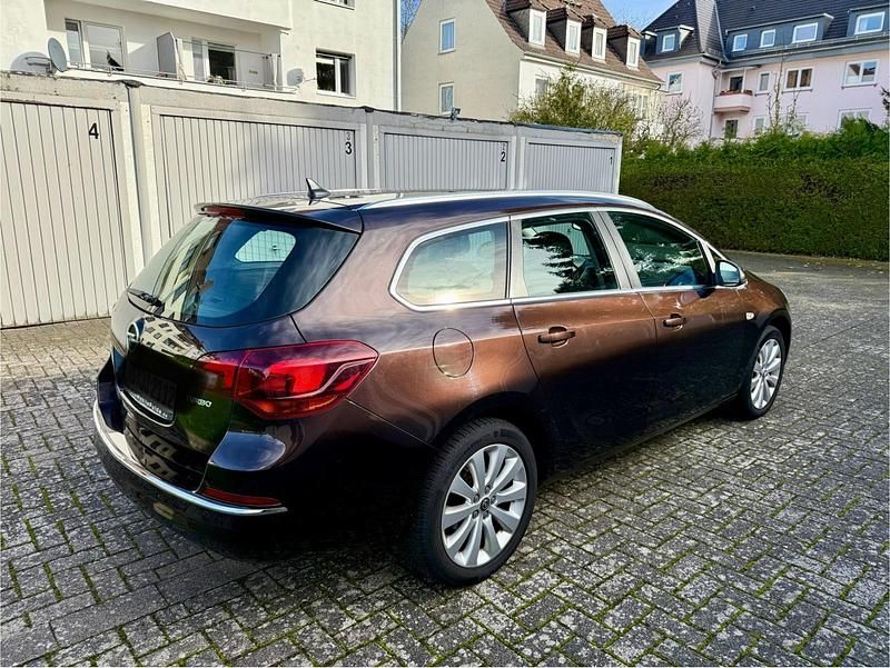 Gebraucht Opel Astra Exklusiv 140 PS (102 kW) 2014 Braun Kombi