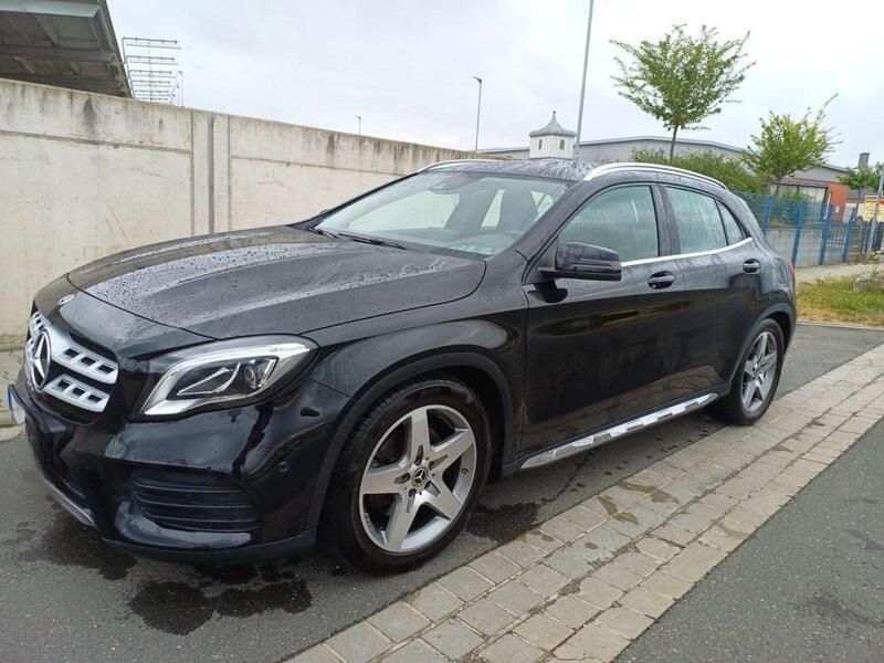 Schwarz Gebraucht 2018 Mercedes GLA250 AMG line SUV | 20.990 € (Guter Preis) - Bild 1/4