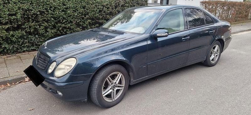 Gebraucht Mercedes E220 150 PS (110 kW) 2002 Blau Limousine