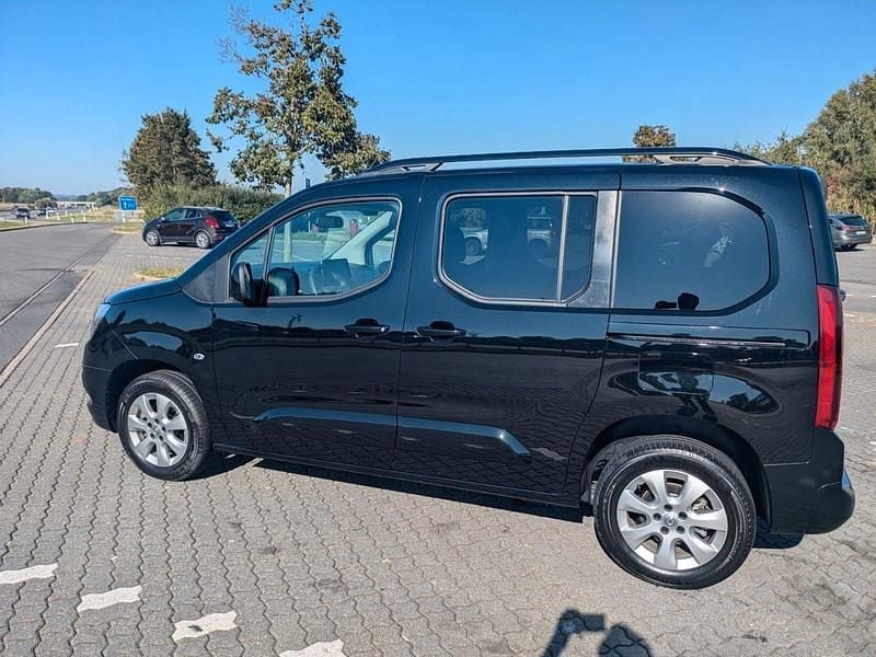 Second-hand Opel Combo 131 CP (96 kW) 2023 Negru Monovolum