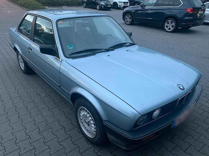 Gebraucht BMW 318 113 PS (83 kW) 1989 Blau Limousine