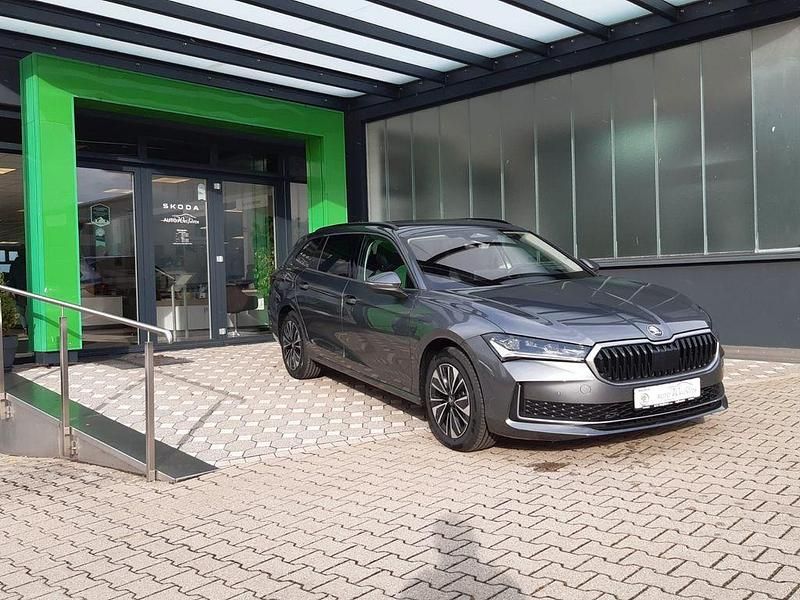 Neu Skoda Superb Selection 265 PS (194 kW) 2025 Grau Kombi