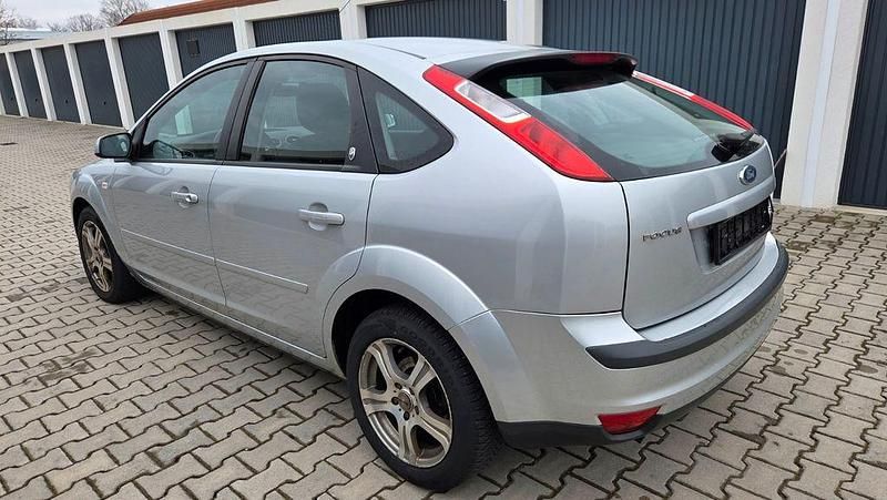 Gebraucht Ford Focus Ghia 116 PS (85 kW) 2006 Silber Limousine