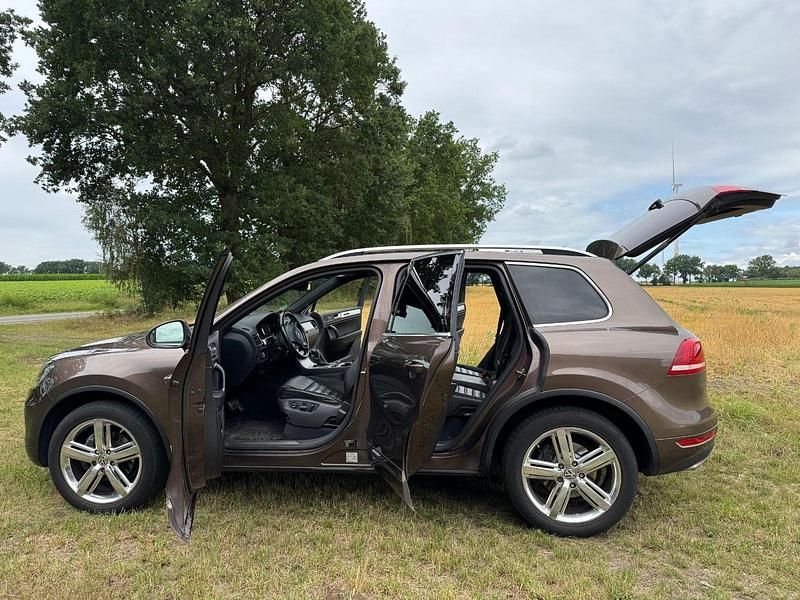 Braun Gebraucht 2014 VW Touareg Exclusive SUV | 17.499 € (Fairer Preis) - Bild 1/4