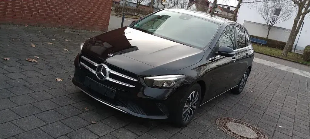 Gebraucht Mercedes B200 163 PS (119 kW) 2019 Schwarz Kleinwagen