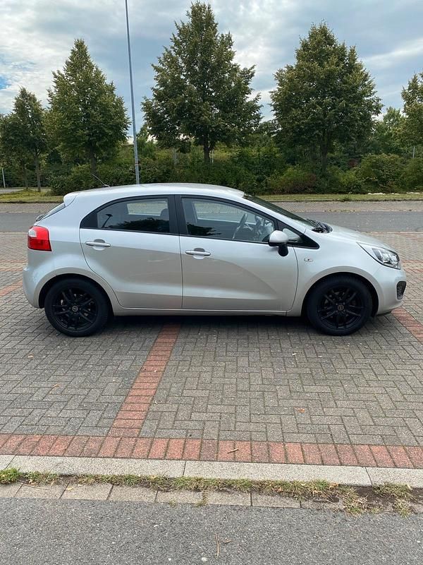 Gebraucht Kia Rio 86 PS (63 kW) 2013 Silber Kleinwagen