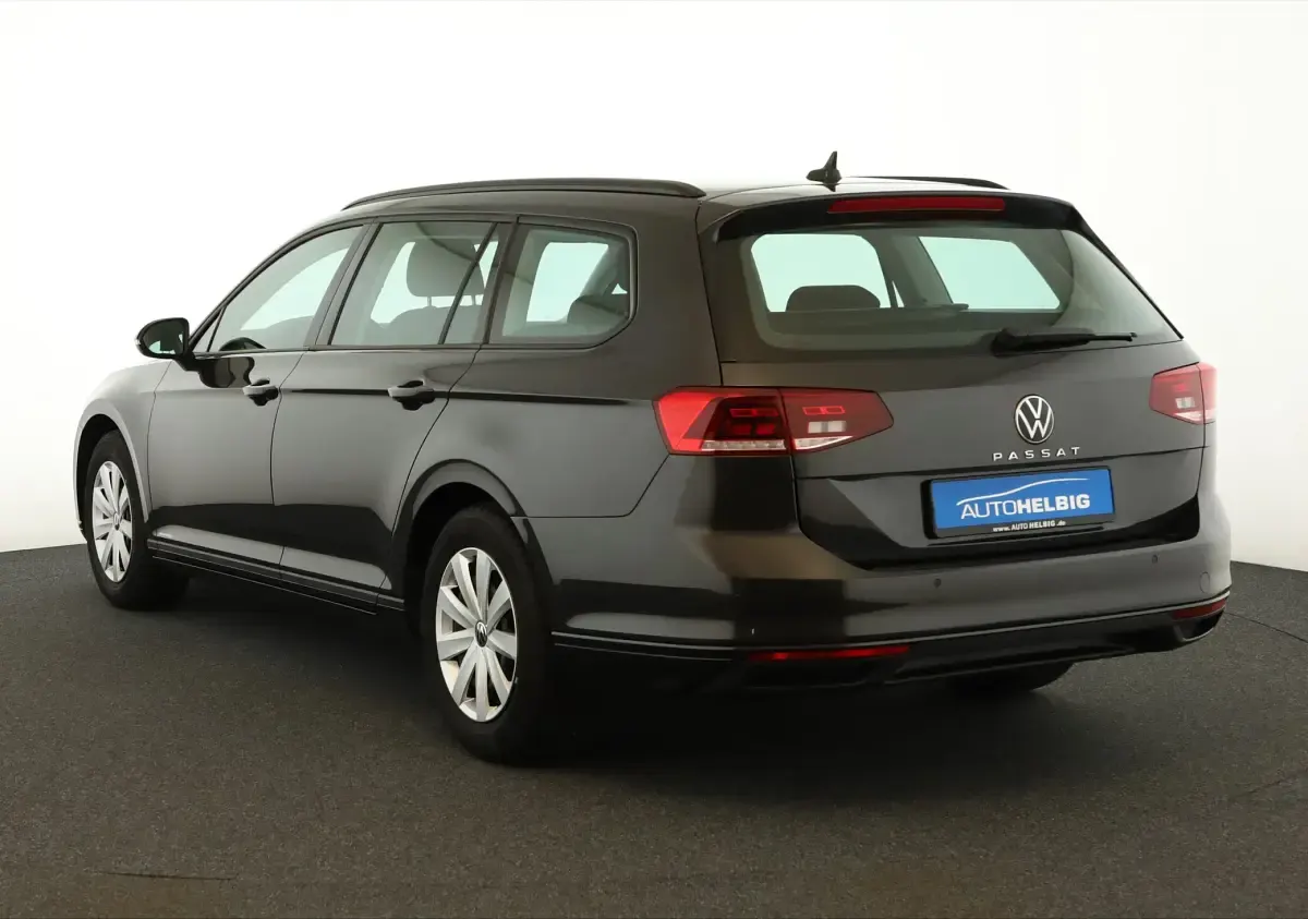 Gebraucht VW Passat 122 PS (89 kW) 2023 Mangangrau metallic Kombi