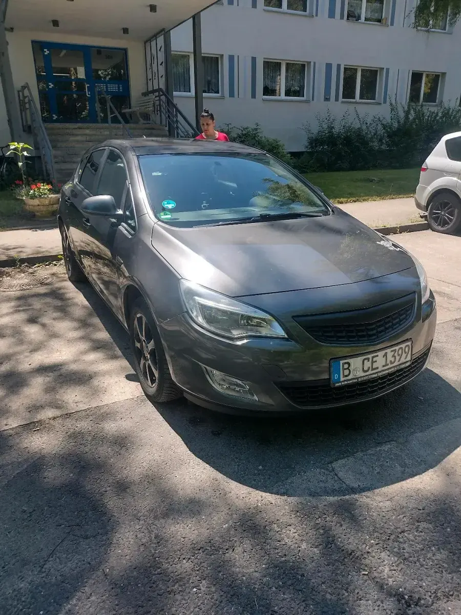Gebraucht Opel Astra 140 PS (102 kW) 2011 Grau Limousine