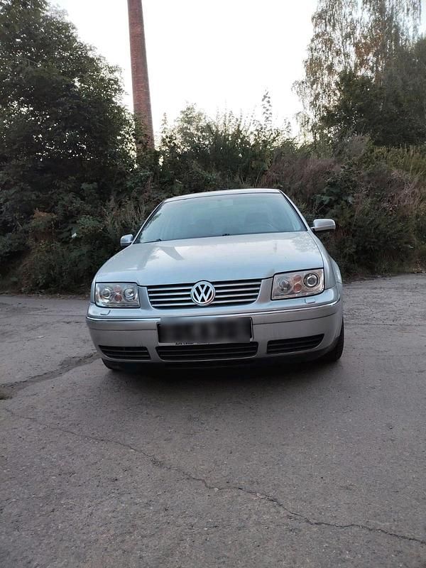 Grau Gebraucht 2004 VW Bora Limousine | 1.999 € (Fairer Preis) - Bild 1/4